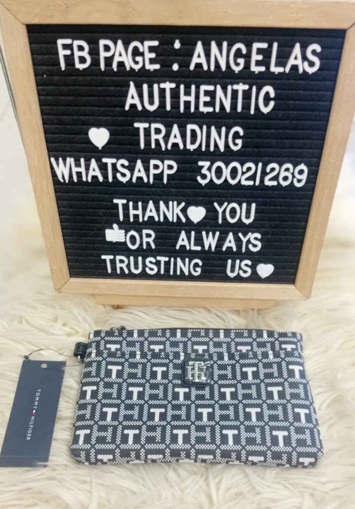 Tommy Hilfiger Women's Logo Printed Medium Wristlet Wallet Black White (محفظة معصم متوسطة الحجم للنساء من تومي هيلفيغر، مزينة بطبعة الشعار، باللونين الأسود والأبيض.)
